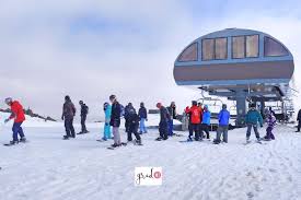 Bermain Ski dan Snowboarding di Resort Lacthal